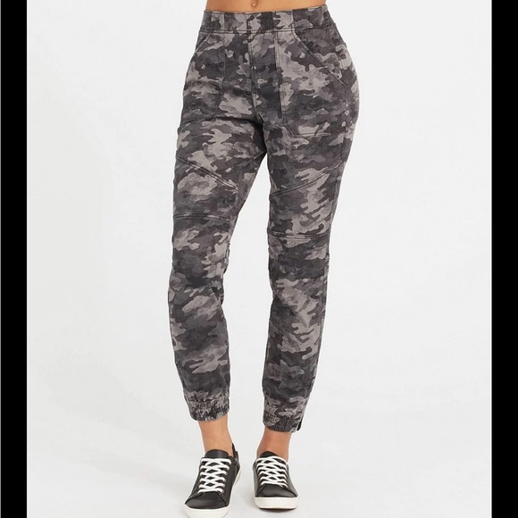 SPANX Pants - NWT SPANX Blackwash Camo Stretch Twill Cargo Jogger Sz Medium